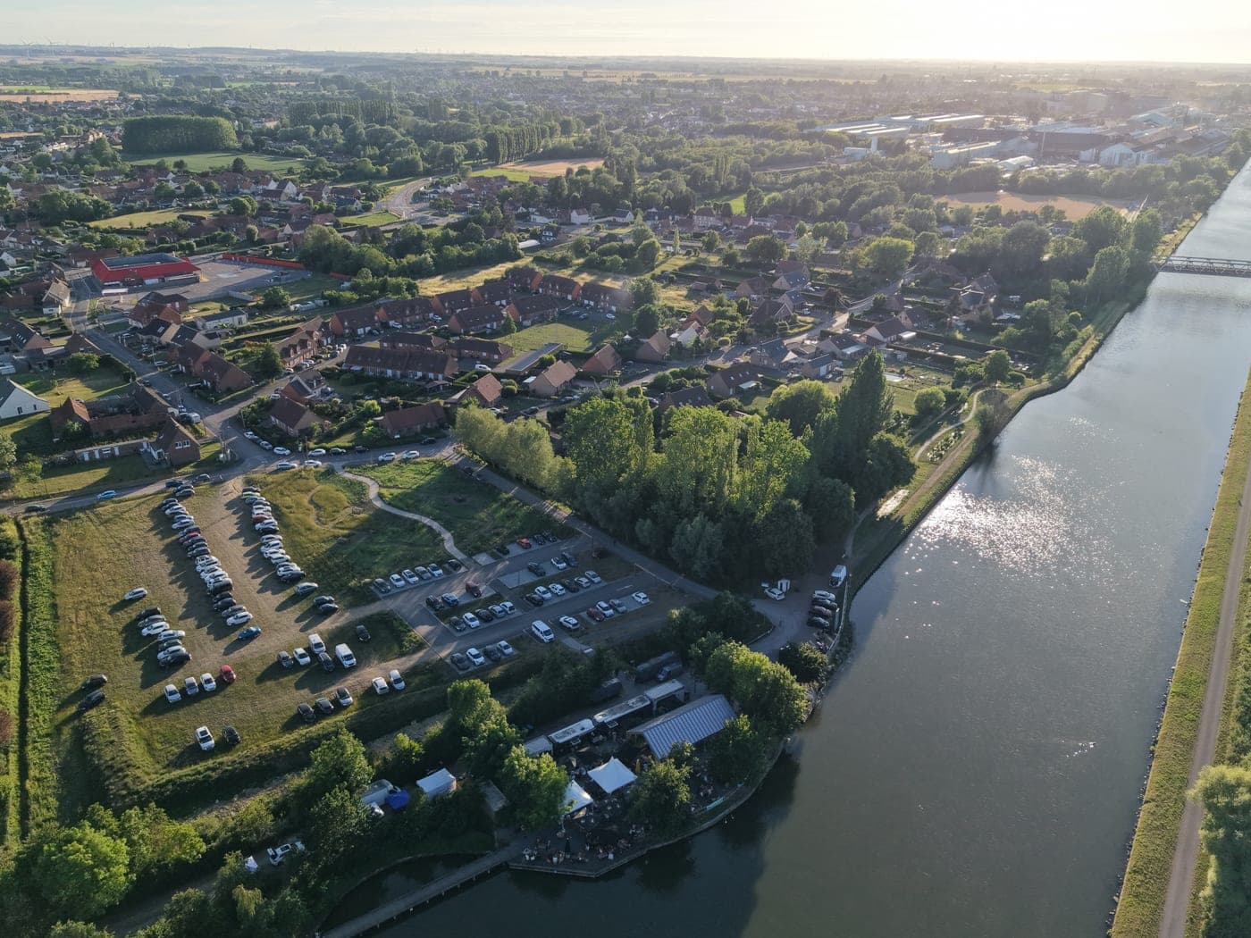 Événement en extérieur vu d'ensemble — captation drone
